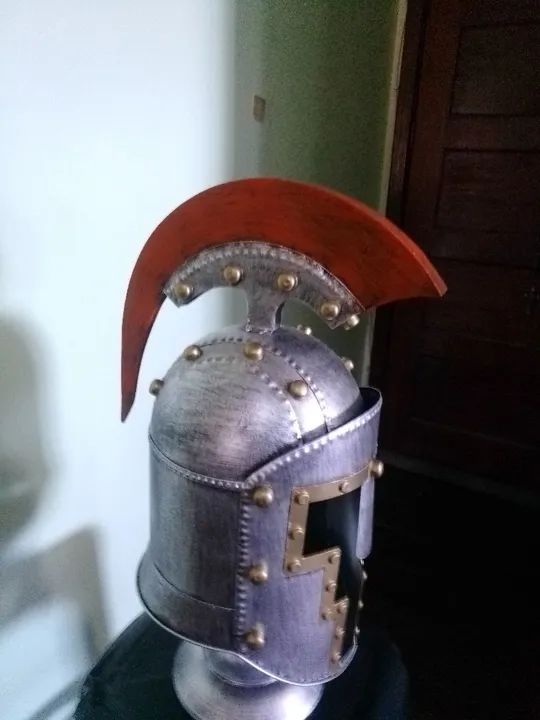Capacete Romano de metal na caixa - Foto 3