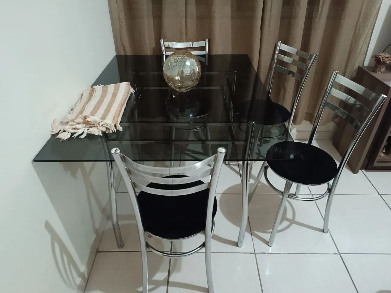 Mesa de jantar de vidro temperado fumê 1,20 por 80- 4 cadeiras