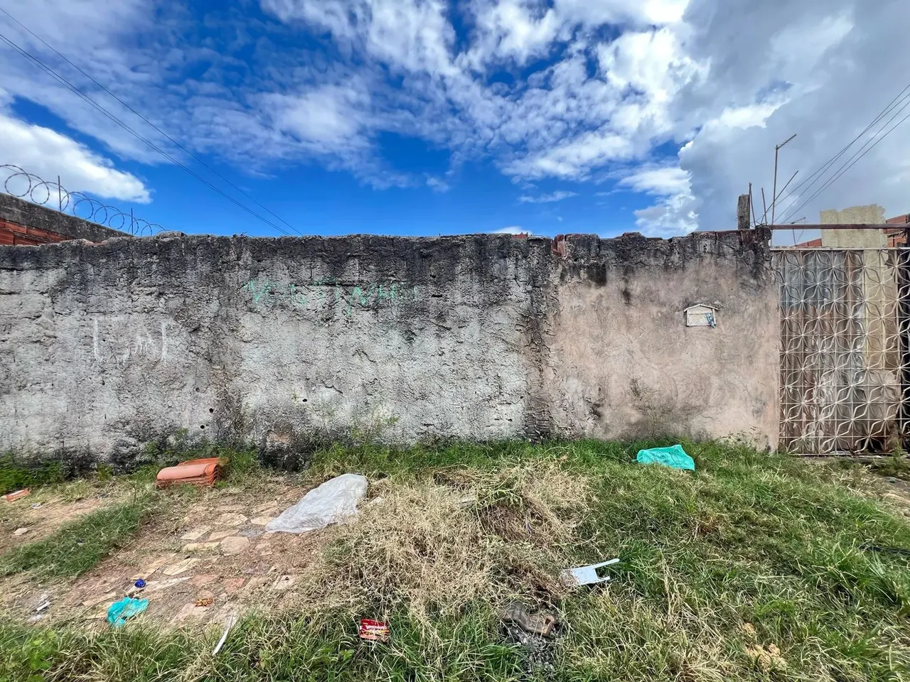 Imóvel para venda tem 125 metros quadrados em Santa Maria - Brasília - DF