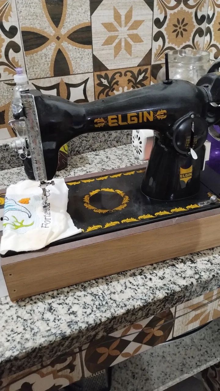 Máquina de Costura Elgin - Usada - Foto 2