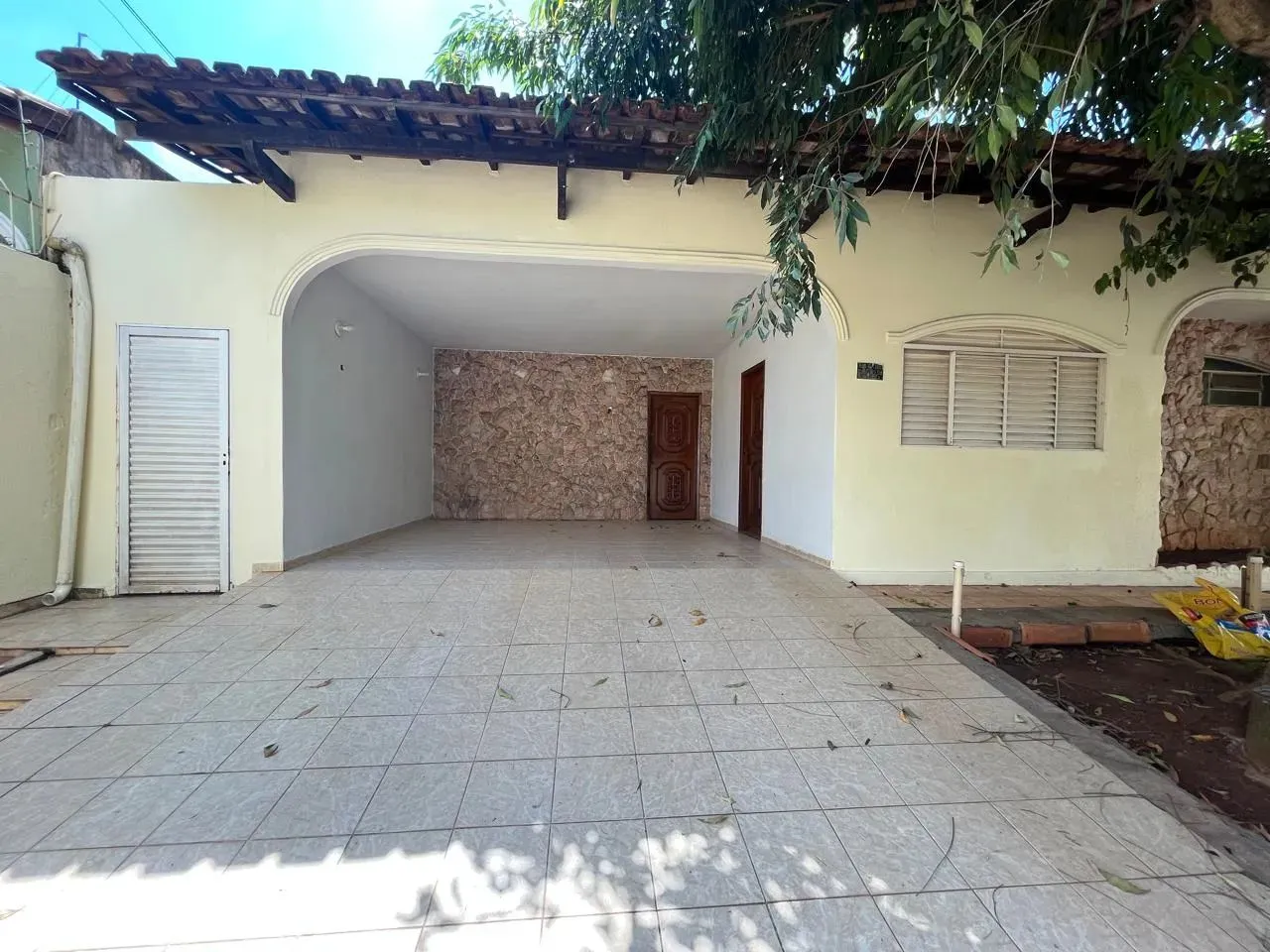 Casa térrea na Rua C-185, Nova Suíça, próximo da Av. Transbrasiliana, 244 m² de construção