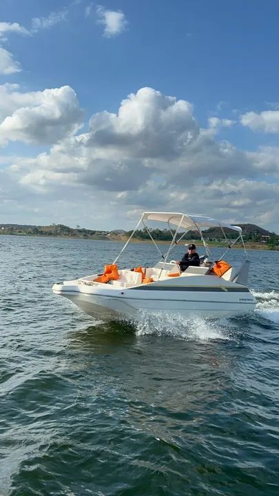 Lancha impecável para seus momentos de lazer!
