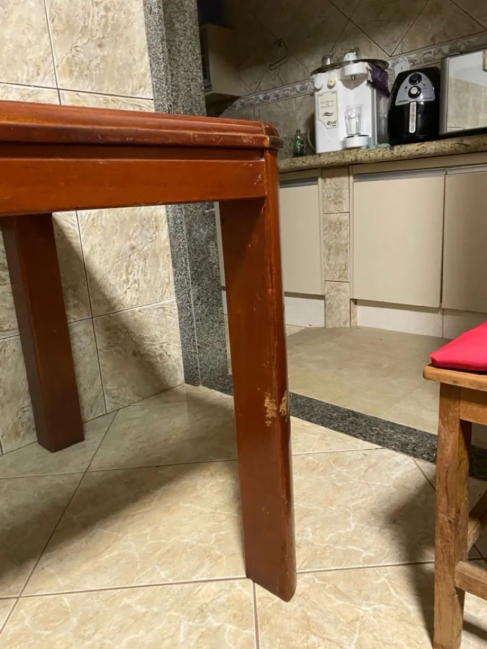Mesa de madeira com tampa de vidro. - Foto 4
