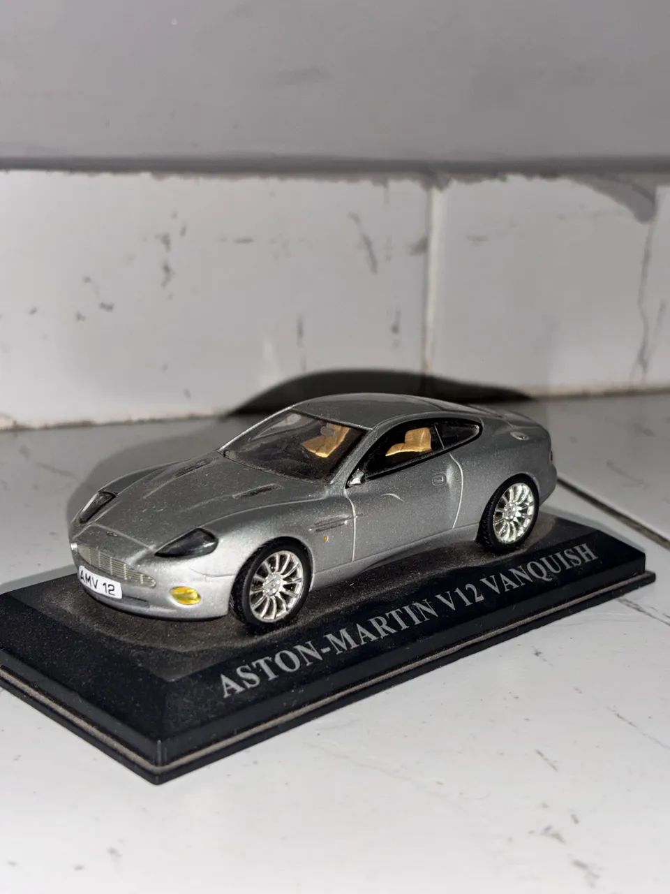 MINIATURA ASTON-MARTIN V12 VANQUISH