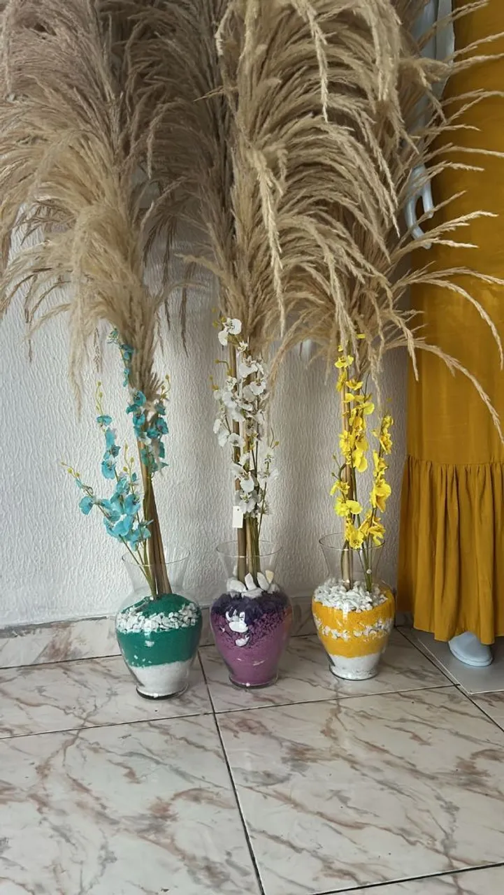 Vasos decorativos com lindas flores pampas