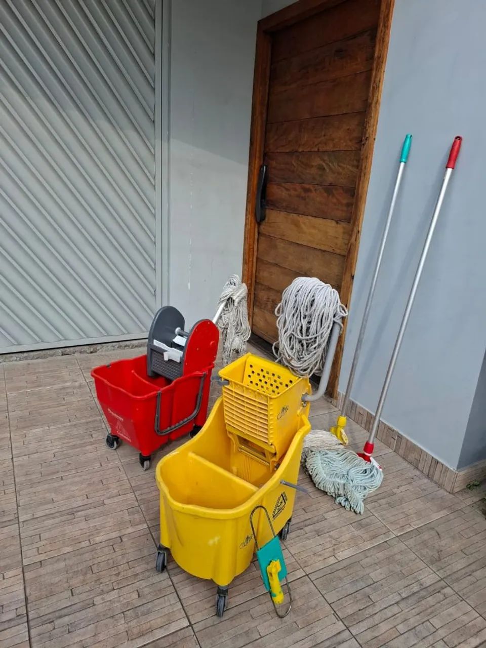2 kits com carrinhos de limpeza com espremedor 