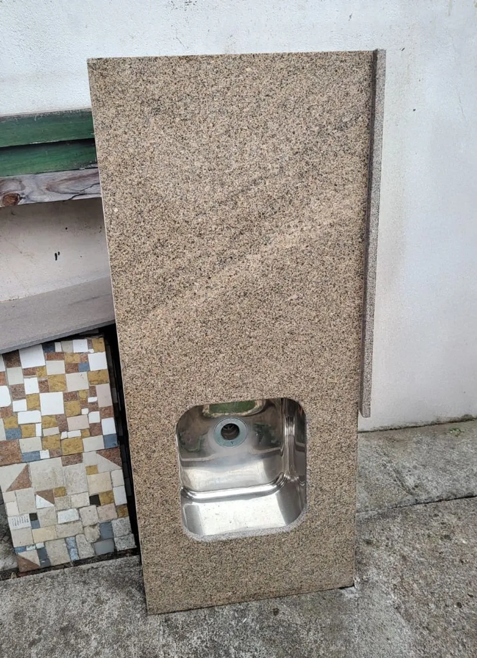 Pia de granito com cuba em inox embutida