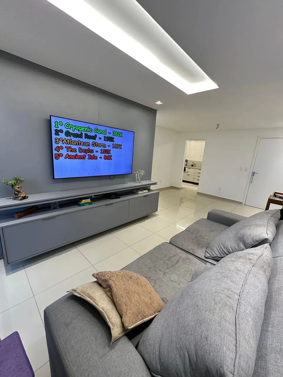 Apartamento com uma ampla varanda, nascente e andar alto