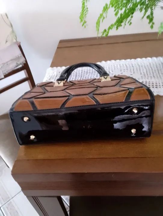 Bolsa de Ombro Marrom com Detalhes em Preto E MARAVILHOSA E SEM USO  - Foto 3