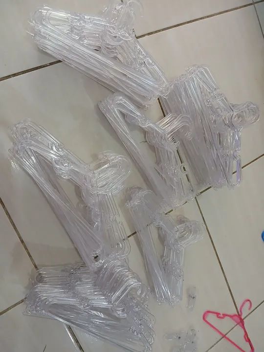 Vendo 200 cabides infantis de acrilico. 
