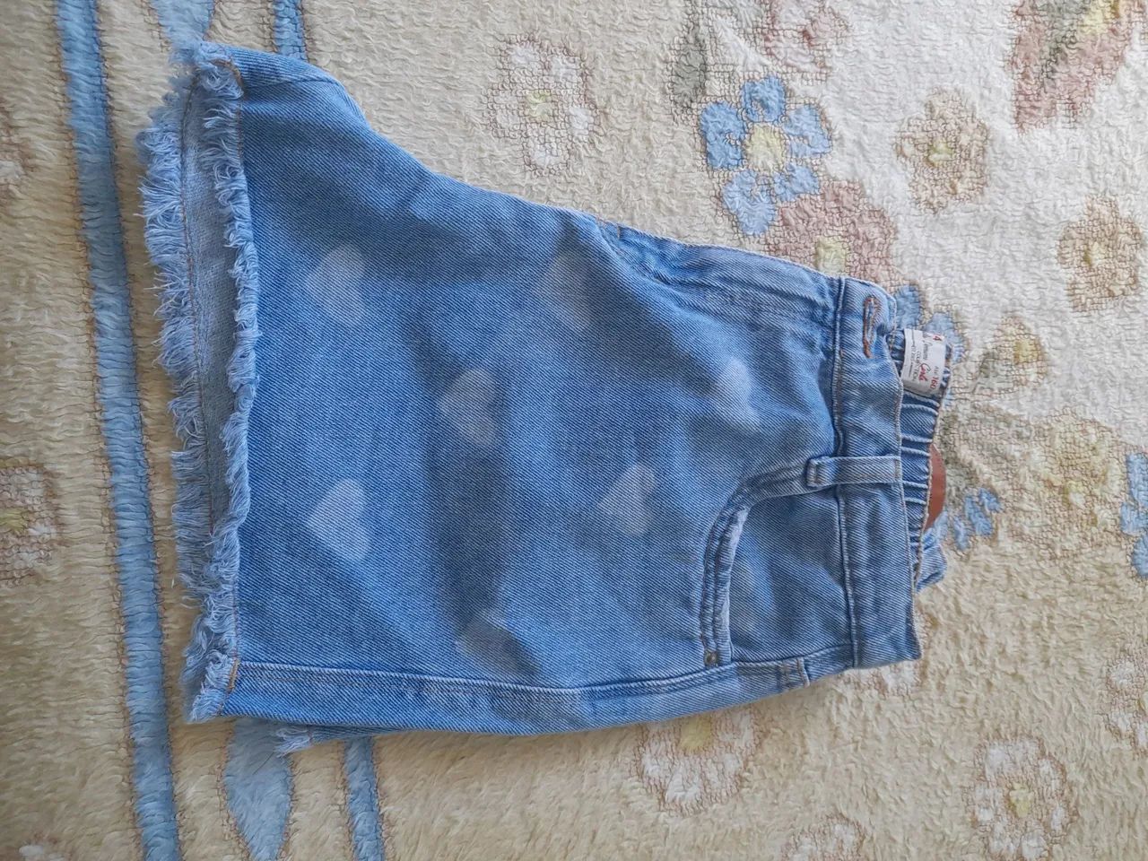 Short Jeans Infantil com Estampa de Corações - Foto 3