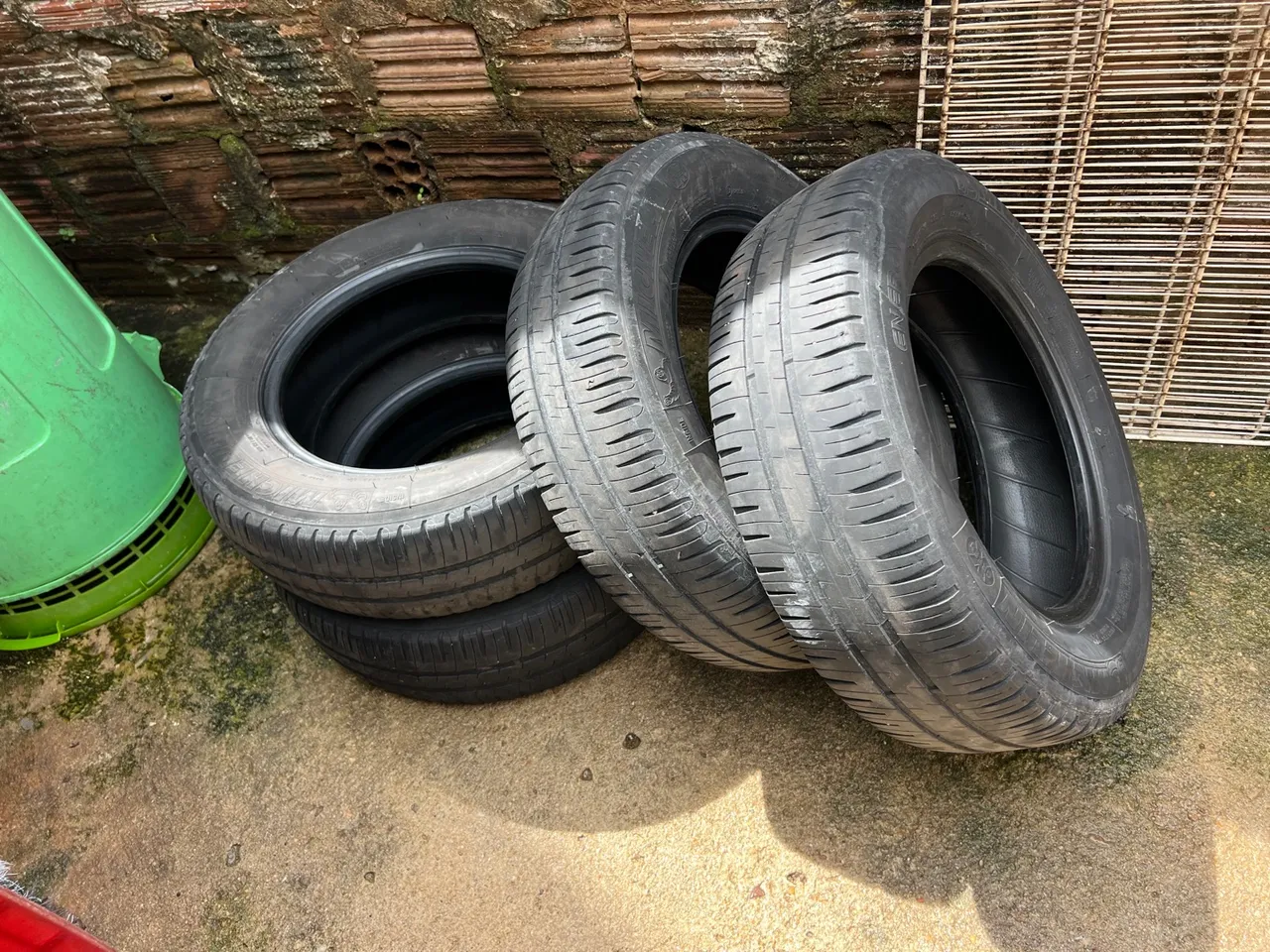 Pneus 175/70 R14 200,00 cada 