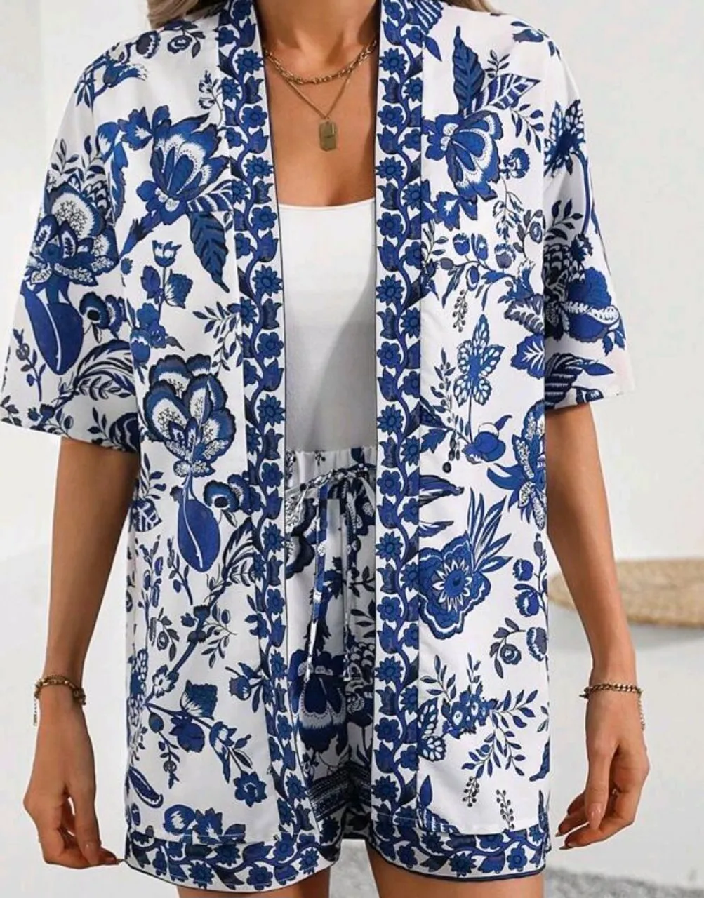 Conjunto kimono e shorts floral azul e branco