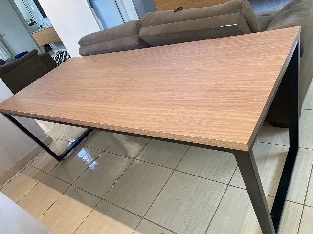 Mesa estilo industrial para área gourmet 