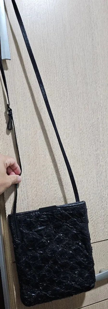 Bolsa Osklen pirarucu mini flat preta - Foto 2