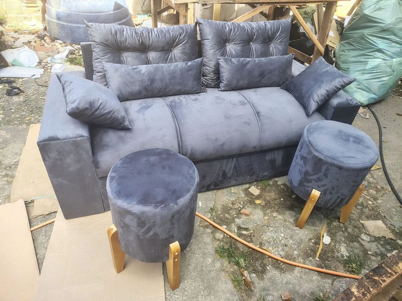 Sofá de 3.lugres 2 puffs grátis 450