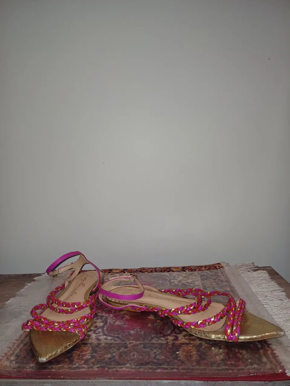 Sandália Luiza Barcelos,  rosa Pink e dourada, tam. 37. - Foto 2