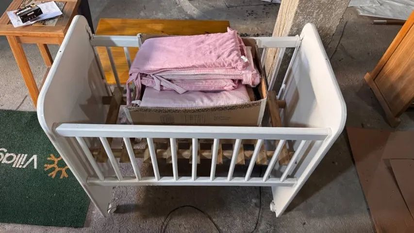 Berço Pequeno em Madeira com Colchão e Utensílios - Foto 2