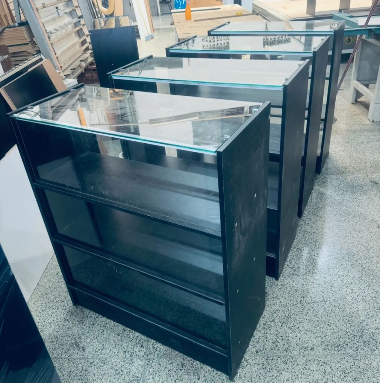Balcão vitrine tampo de vidro bolo preto 