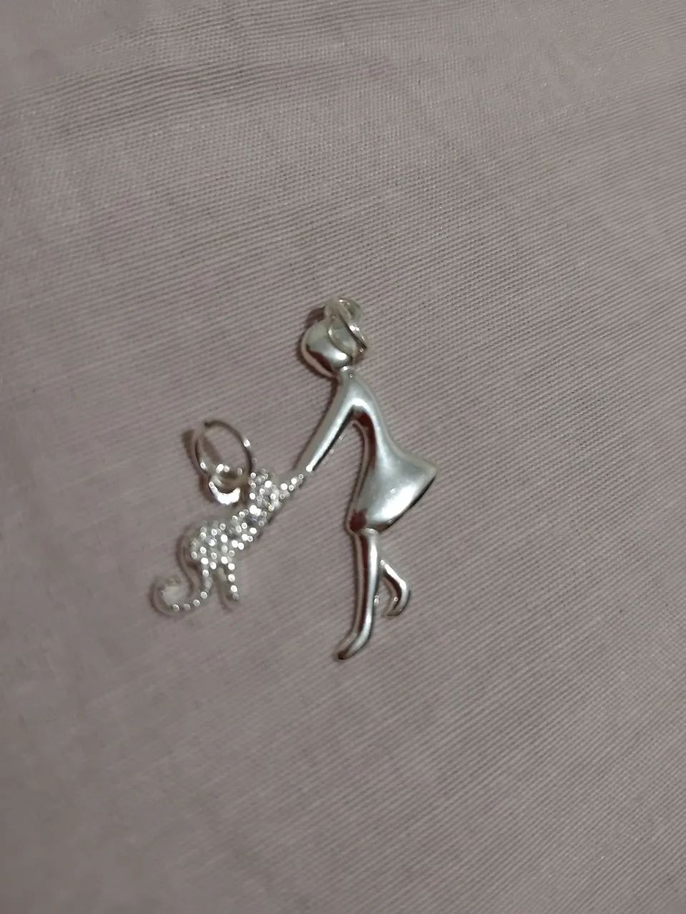 Pingente de prata com mulher e pet