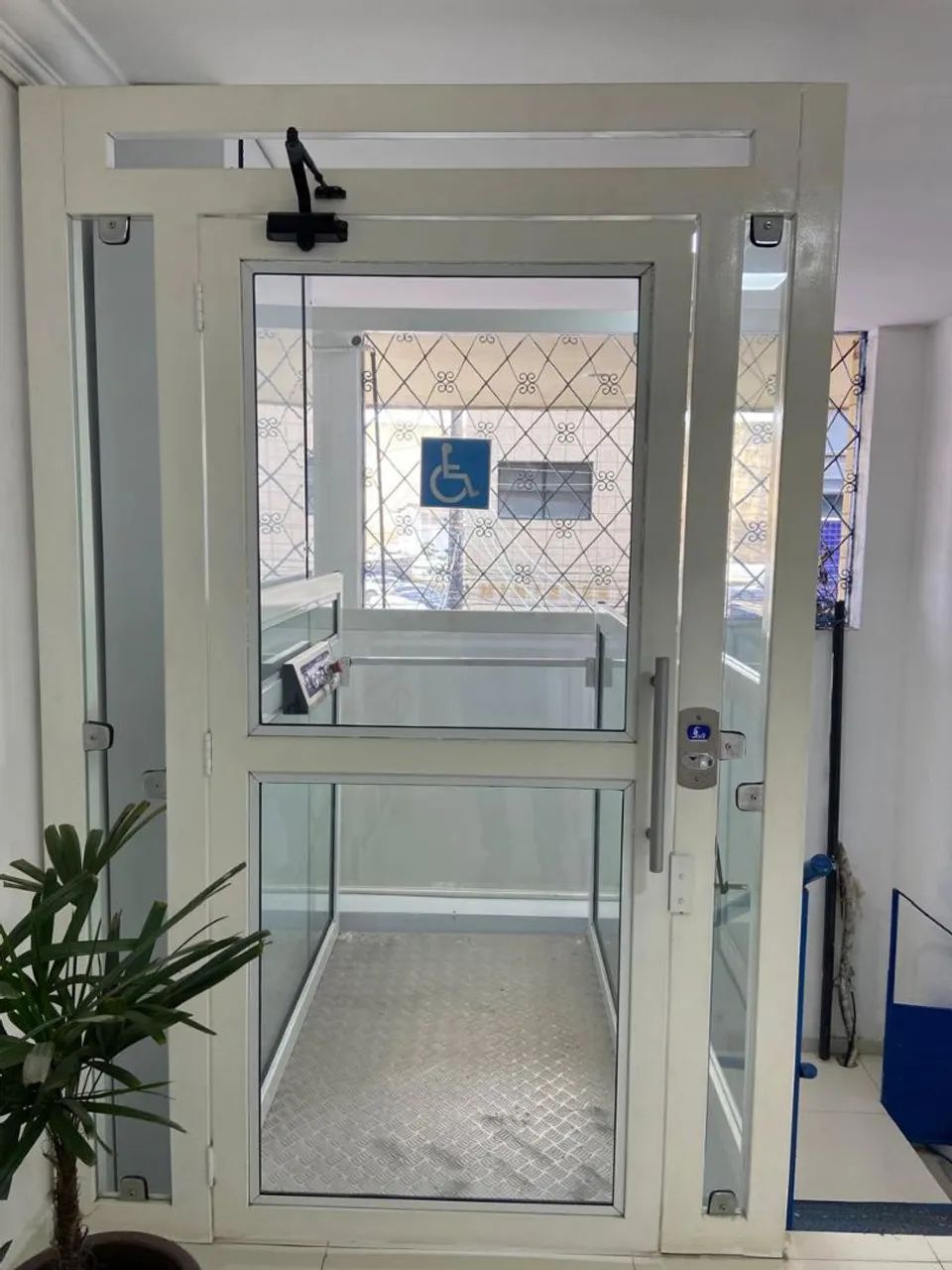 Elevador de Acessibilidade Plataforma Vertical - 250kg / 3 Pessoas<br>