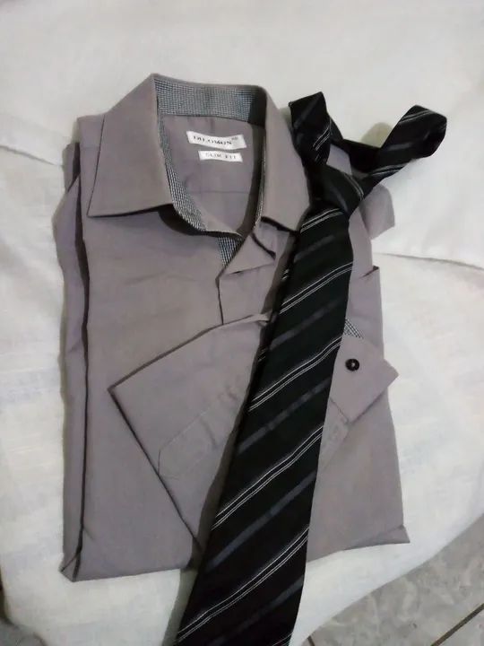 Camisa modelo slim e gravata listrada 