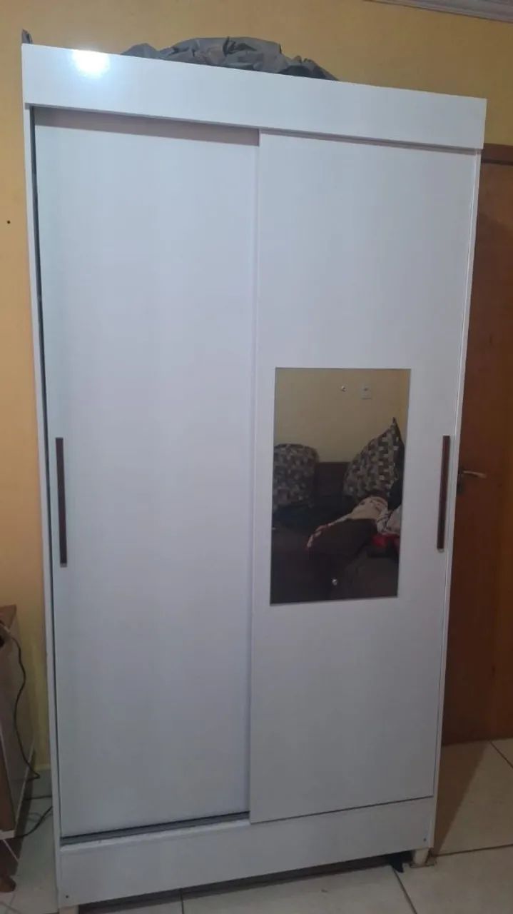 Guarda-roupa branco de correr com espelho