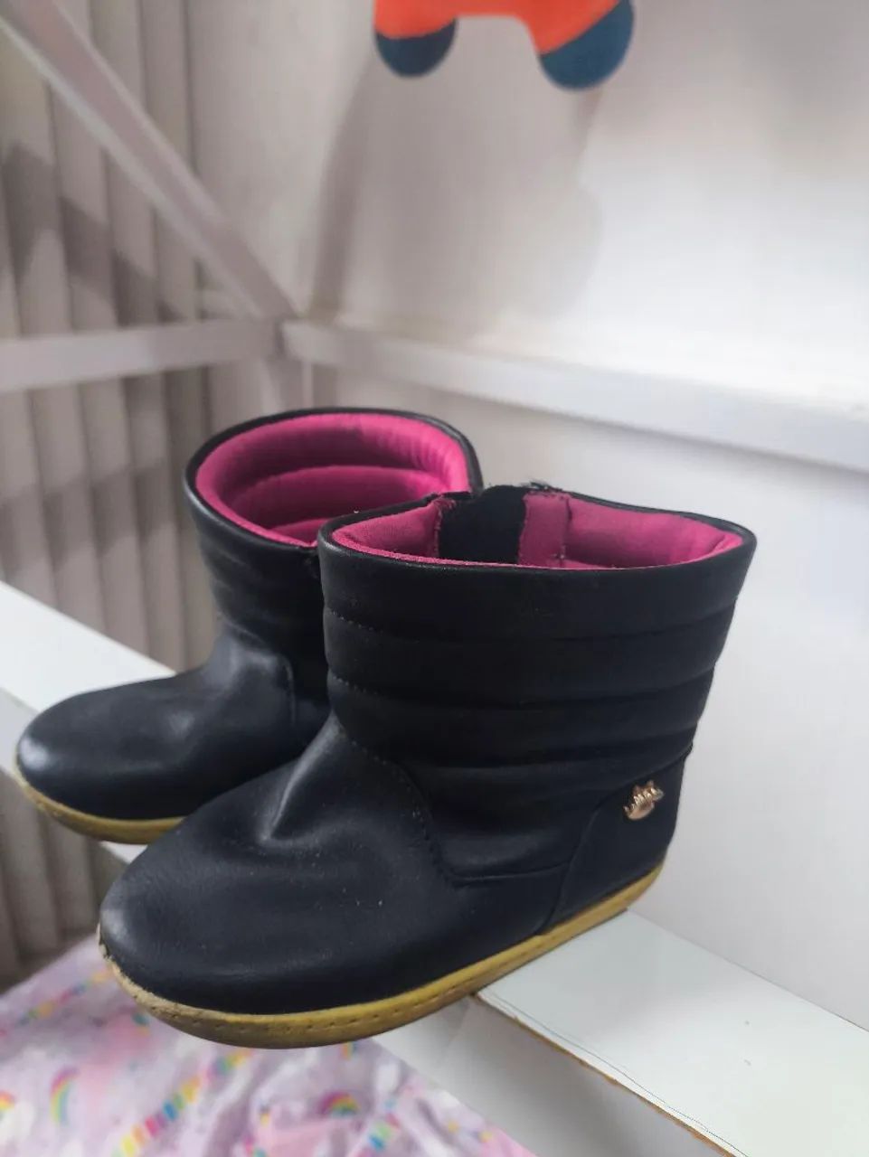 Botas infantis pretas com forro rosa - Foto 3