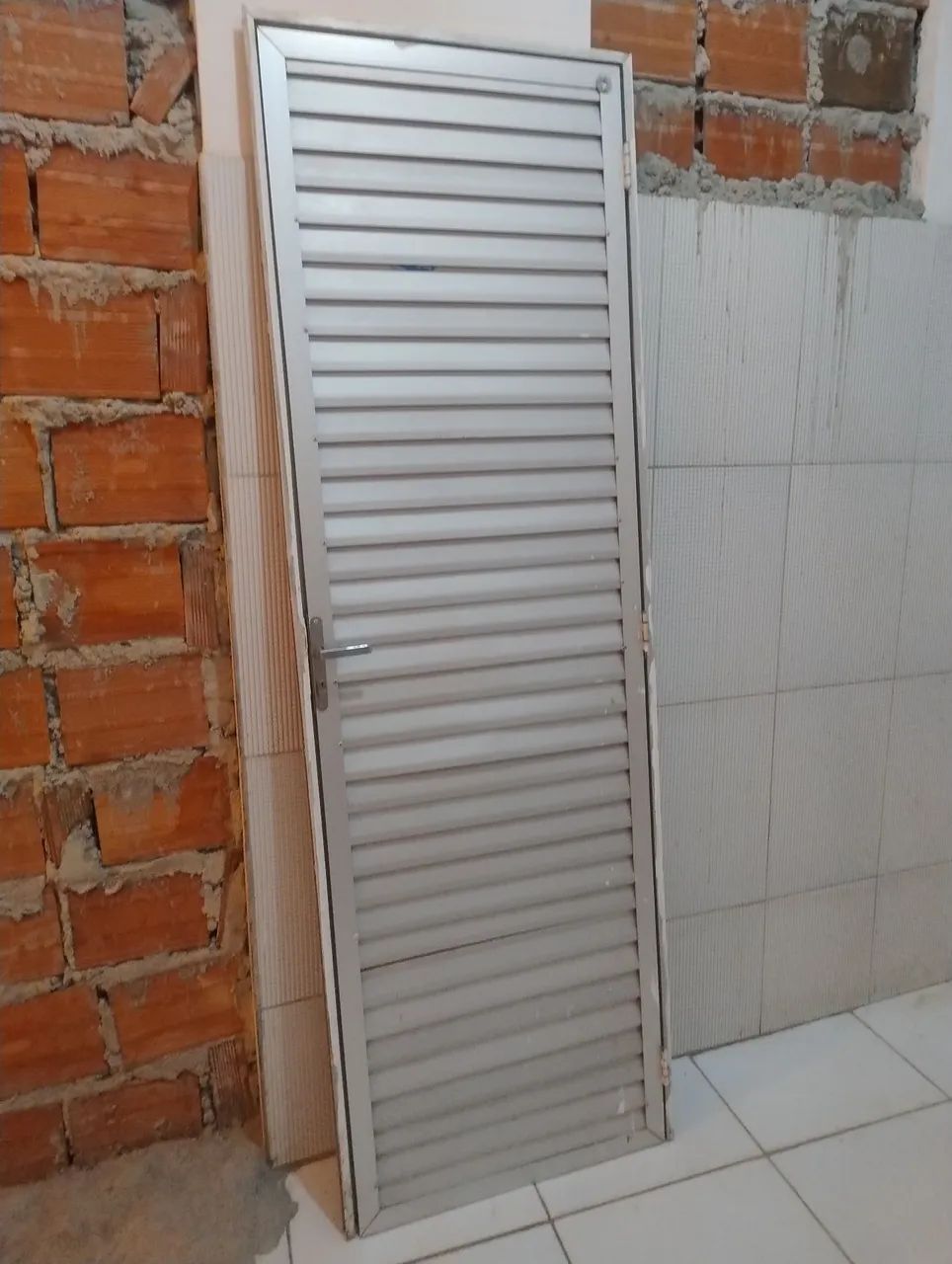 02 Porta de alumínio e um basculhante 80X80 - Foto 2