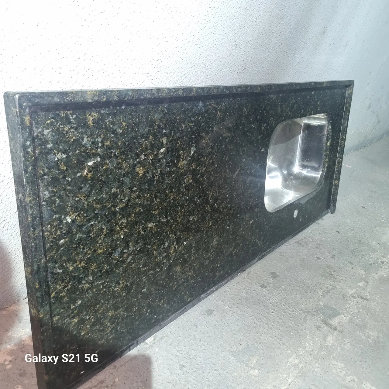 Bancada de Granito Verde Ubatuba com Cuba Inox