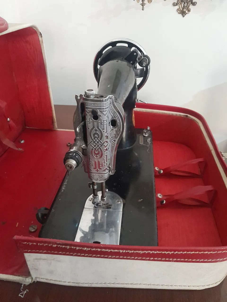 Maquina de custura singer com acessórios  centenária  - Foto 2