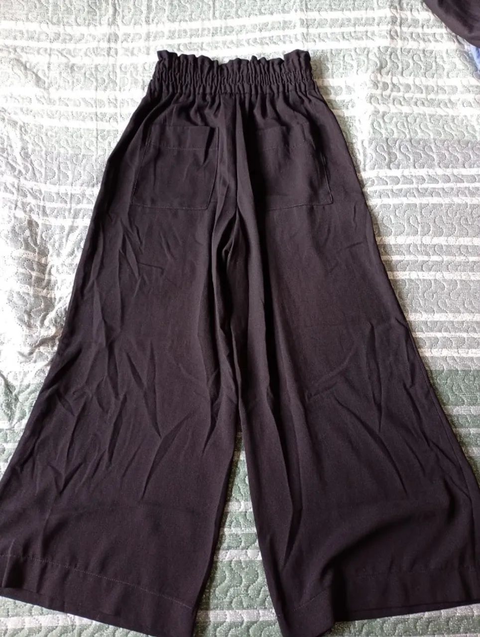 Calça Pantacourt com elástico no cós e bolsos quadrados Preta