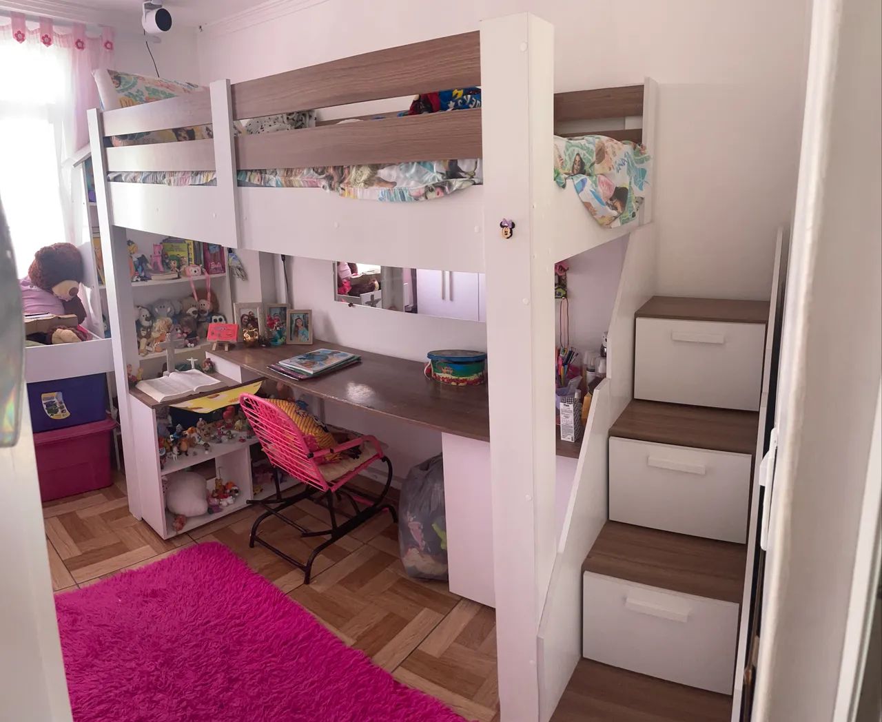 Cama suspensa com escada e escrivaninha 
