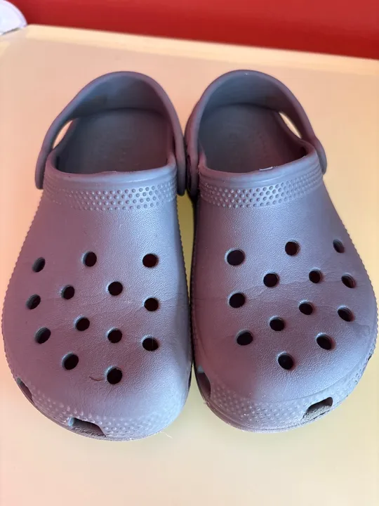 Crocs infantis cinza