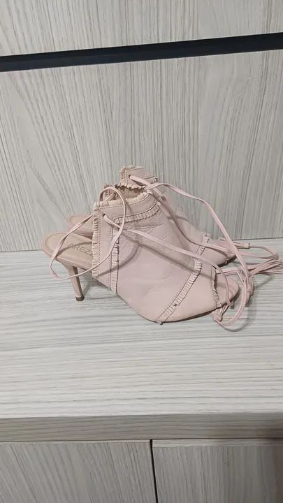 Sandália Arezzo 36 rosa com detalhes em renda