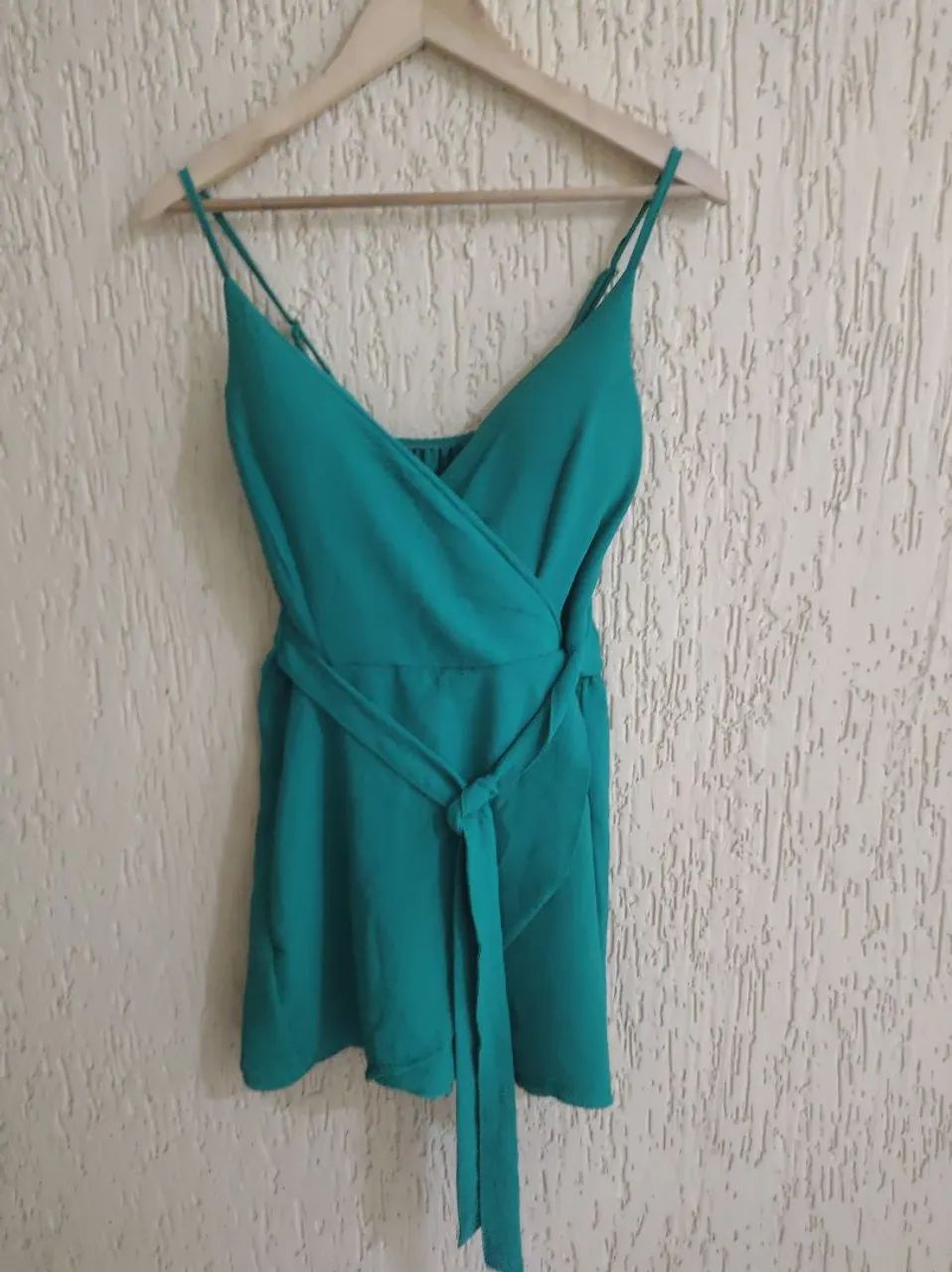 Vestido verde casual com amarração 
