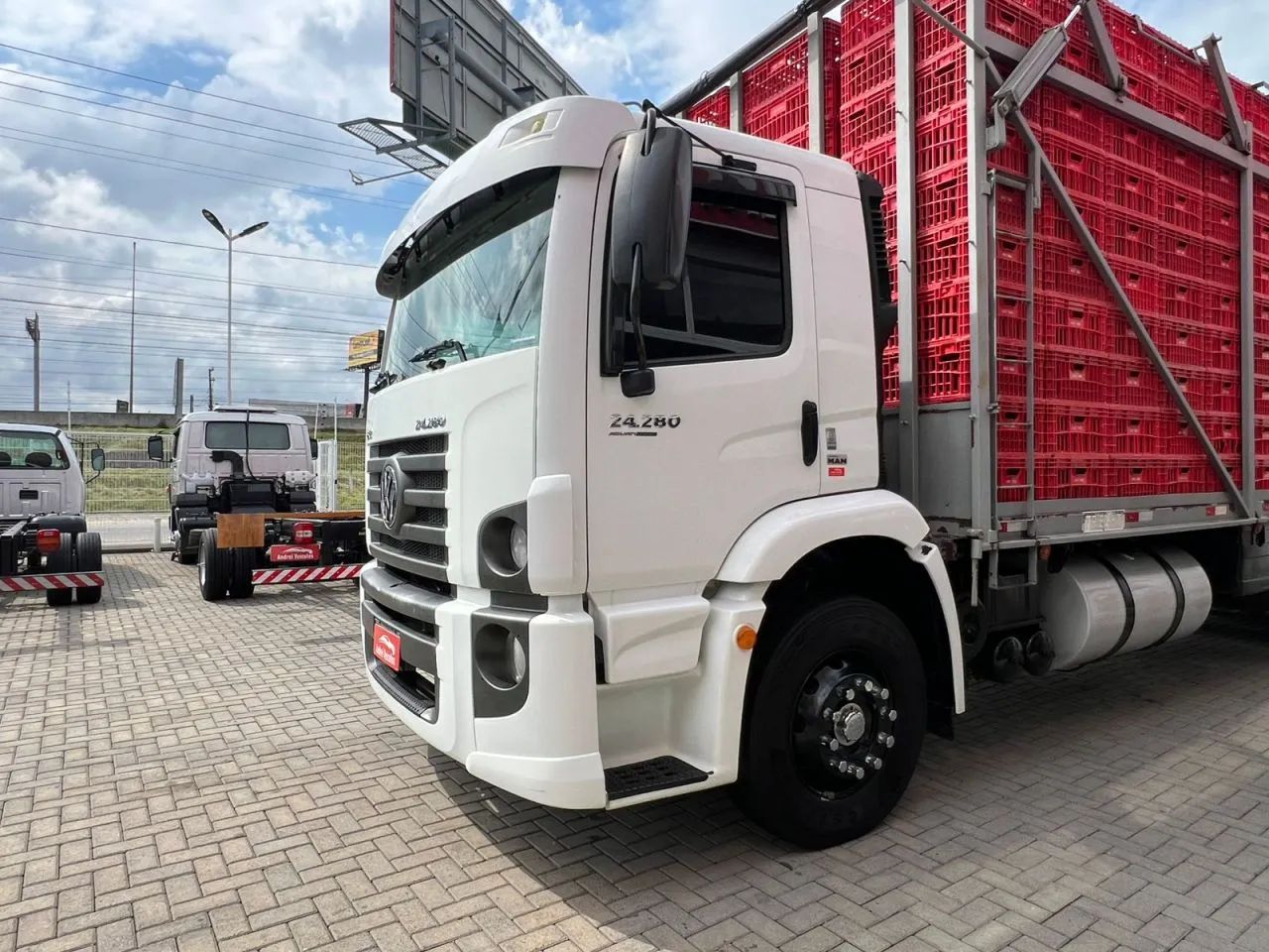  Volkswagen Constellation 24-280 Truck 6x2 Carroceria Frango e Aves  2013 - Foto 4