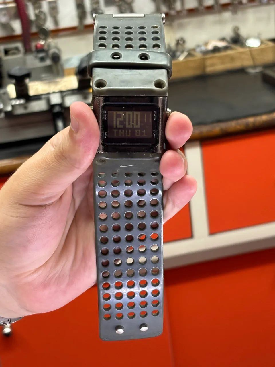 00s NIKE Hammer ハンマーウォッチ シルバー Archive It wraps around your wrist like a cuff! The Nike Hammer Watch