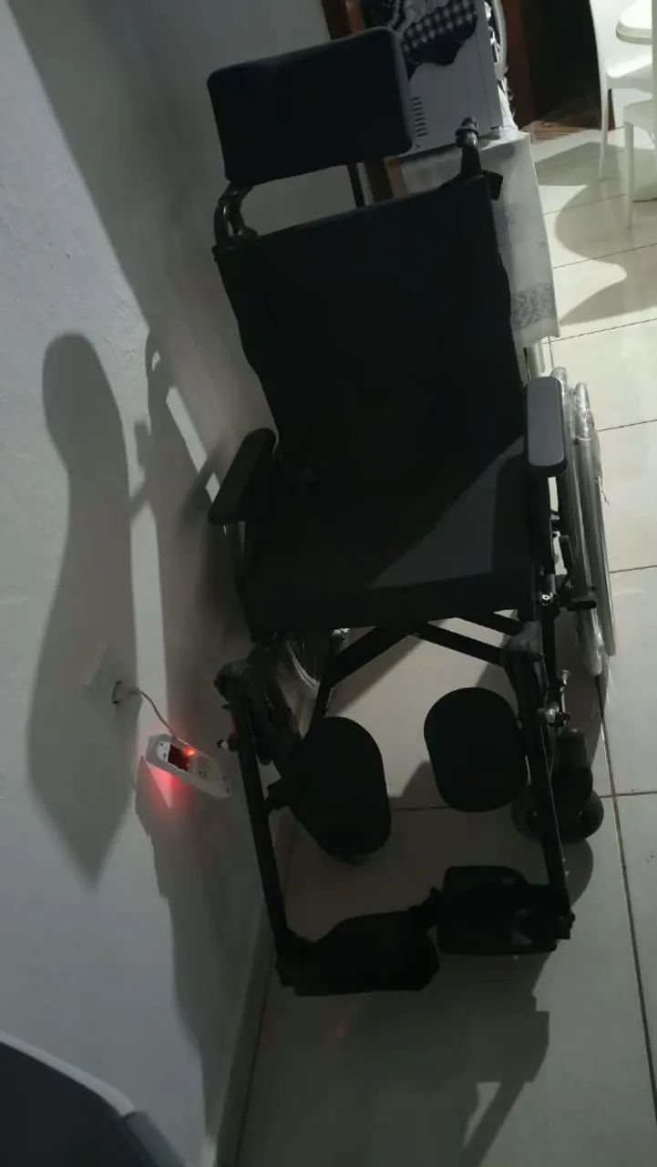 Cadeira de rodas reforçada e nova  - Foto 2