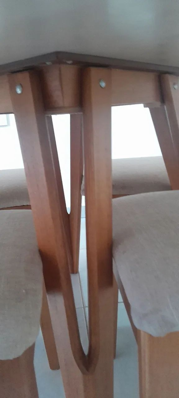 Mesa de madeira com tampão vidro - 4 cadeiras. - Foto 5
