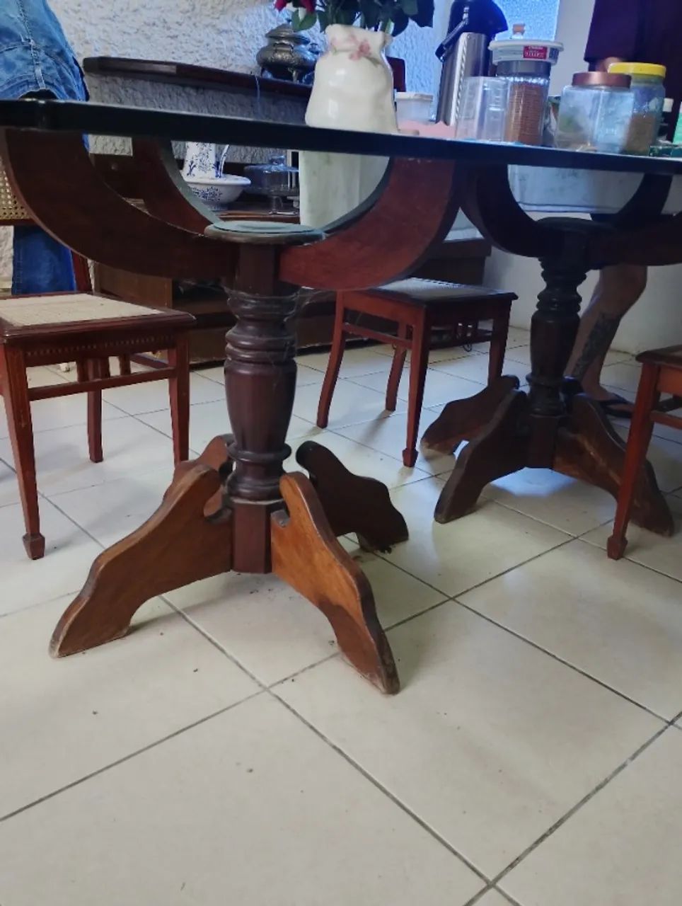 mesa de jantar  retangular  bases em madeira  tampo em vidro temperado  medindo 2mts d c - Foto 3