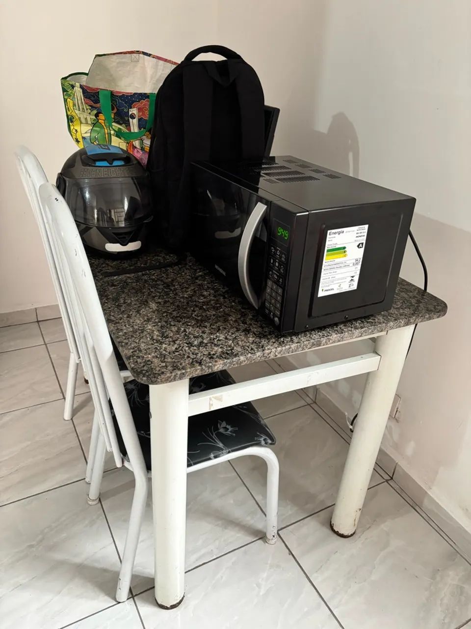 Mesa retangular com 4 cadeiras