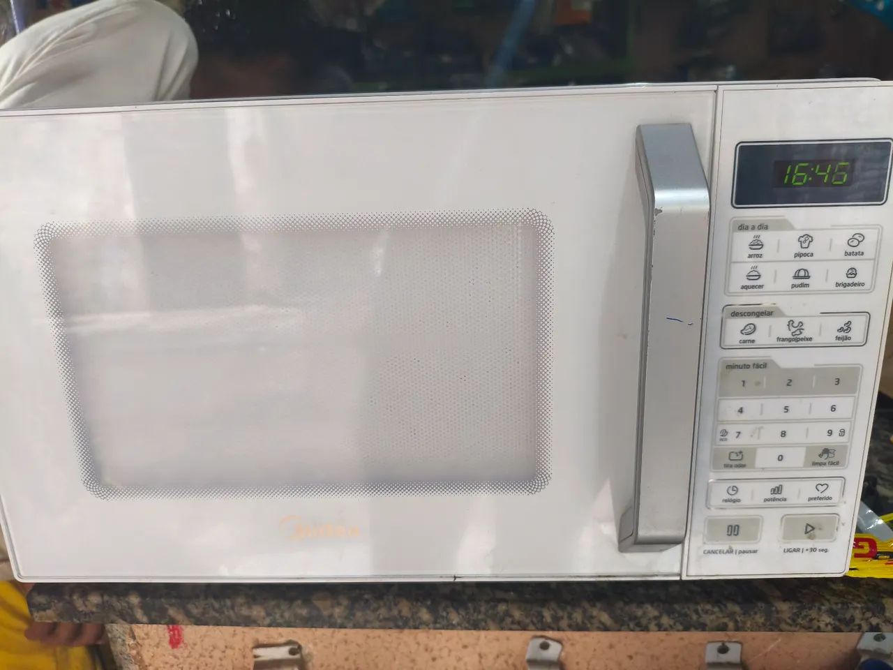 VENDO MEU MICROONDAS EM PERFEITO ESTADO DUNCIONANDO TUDO PERFEITAMENTE  - Foto 3