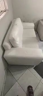Lindo sofá branco de corino 
