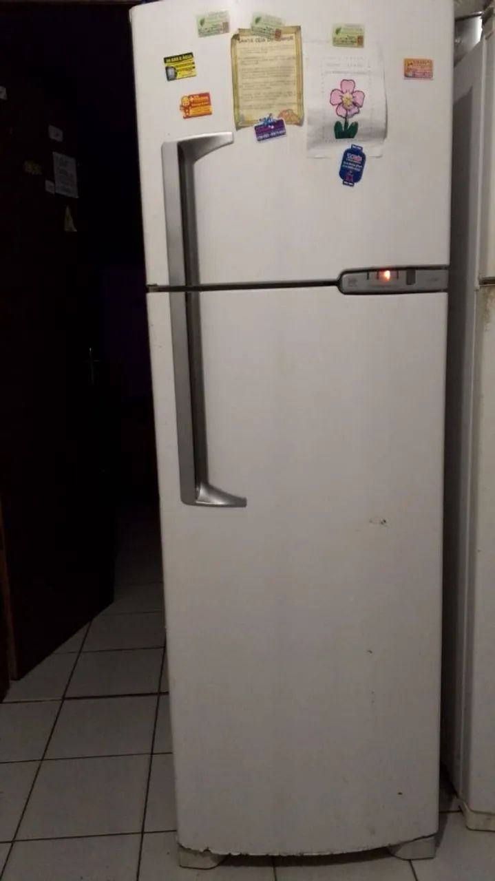 Vende-se geladeira semi nova funcionando perfeitamente preço a negociar 