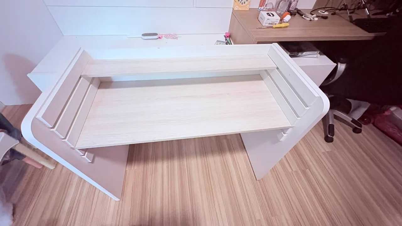 Vendo escrivaninha com regulagem de altura  - Foto 4