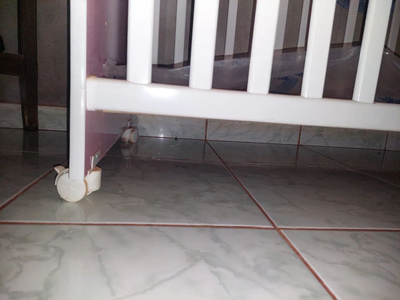 ? Berço Branco e Rosa com Rodinhas + Mosquiteiro | Semi Novo  - Foto 2