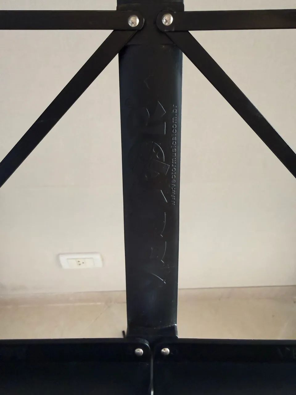 Estante de Partitura Metálica Dobrável Altura ajustável medindo de 50 cm a 1,60  - Foto 3