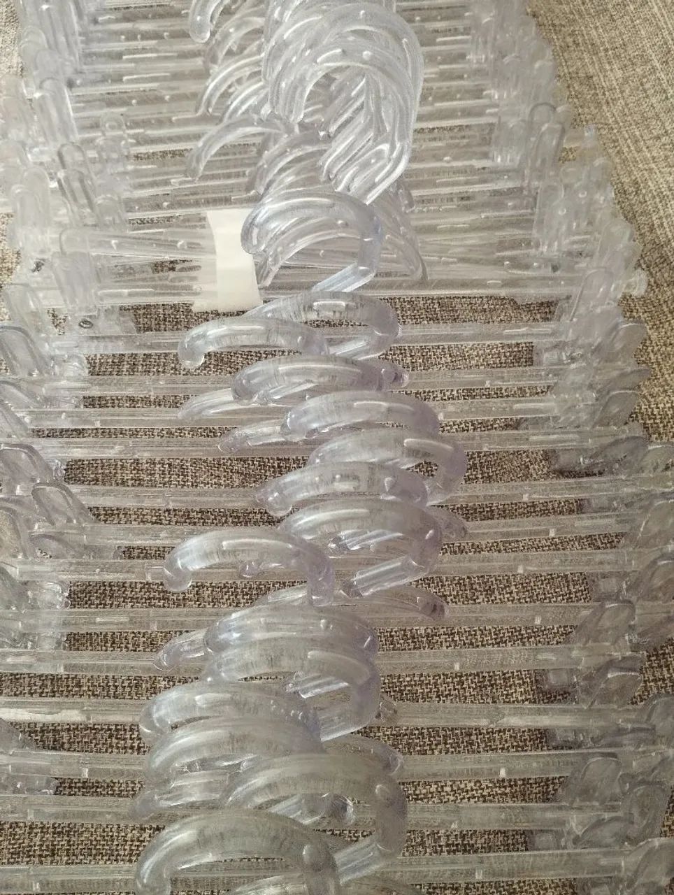 Cabides de acrílico seminovos comuns, reforçados e com presilhas<br>