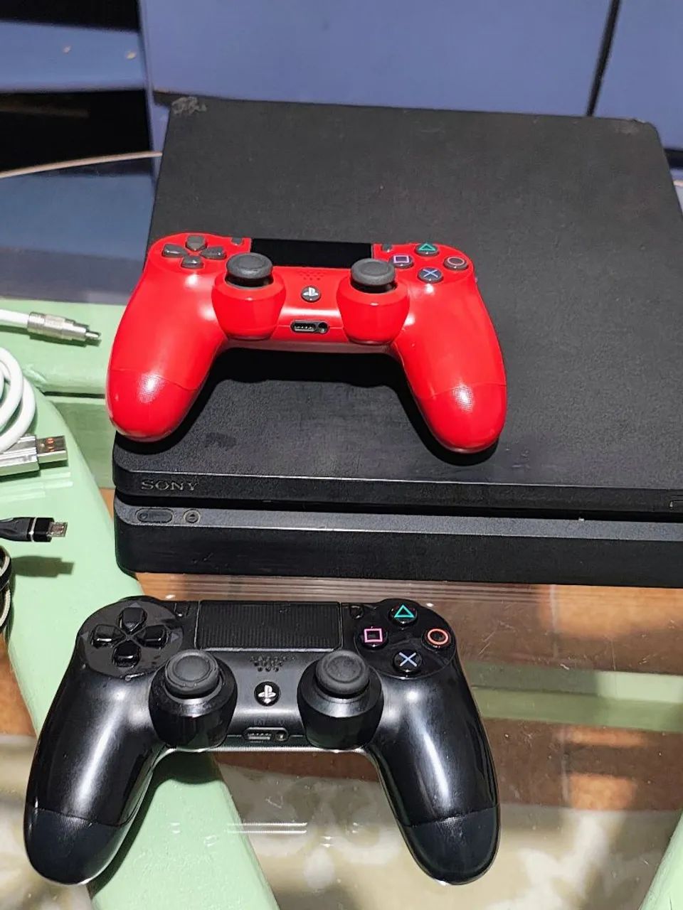 PS4 slim com 2 controles
